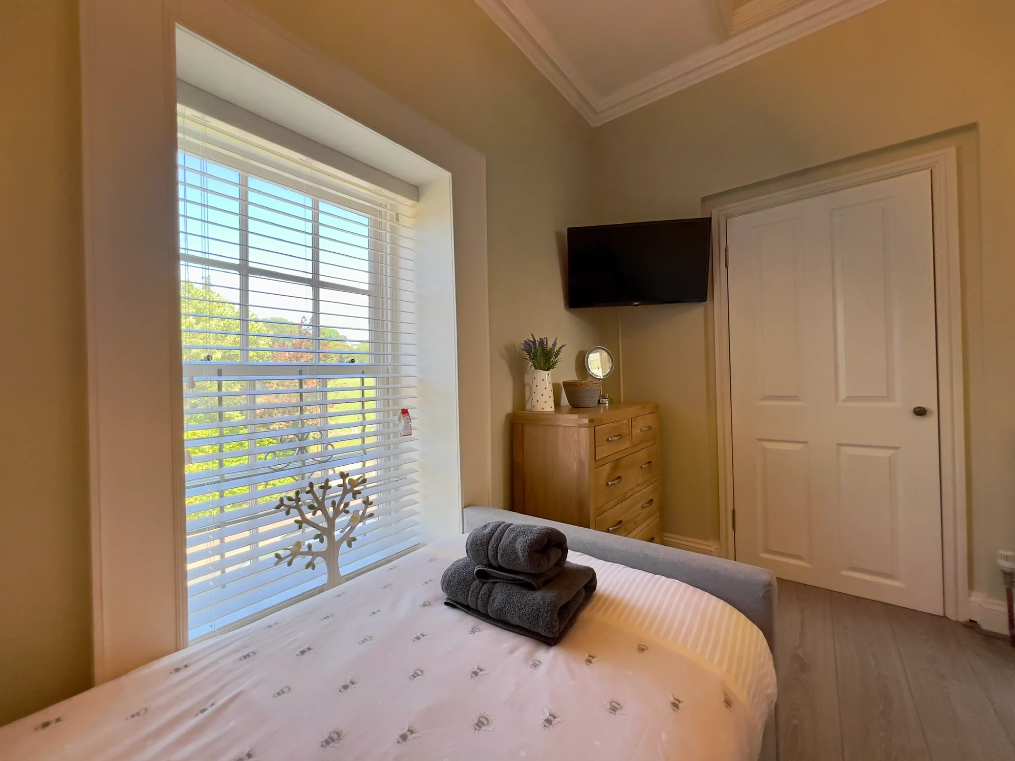 Comfortable Twin Bedroom - Garden View